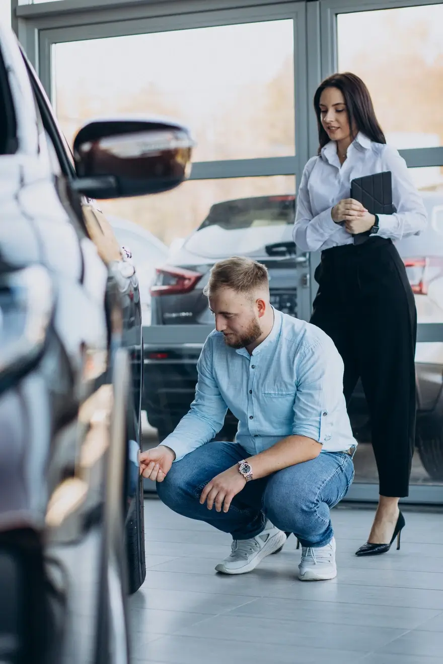 CHR.AZ client receiving car leasing consultation in Baku
